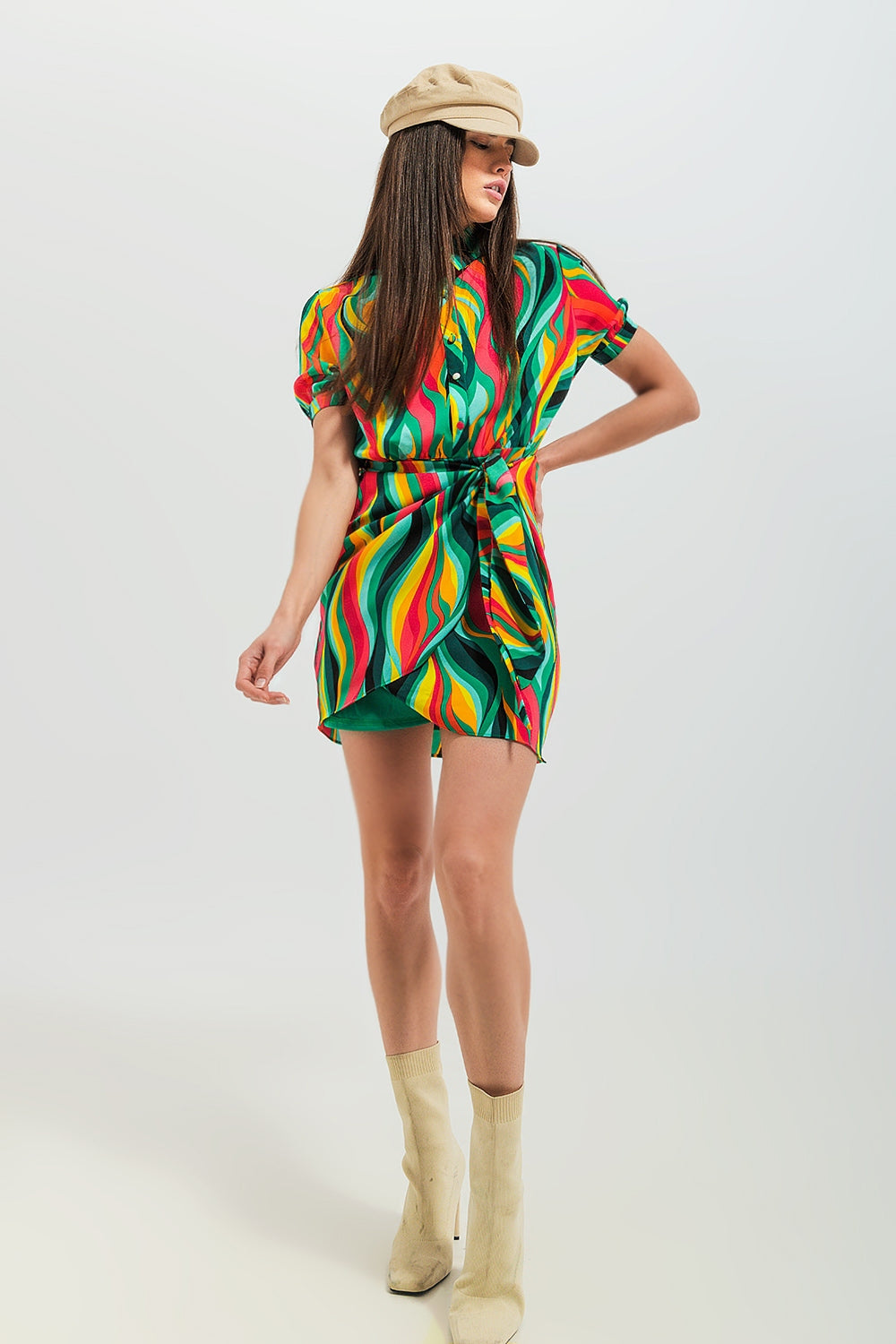 Vestido camisero corto con diseño cruzado y estampado de remolinos Q2