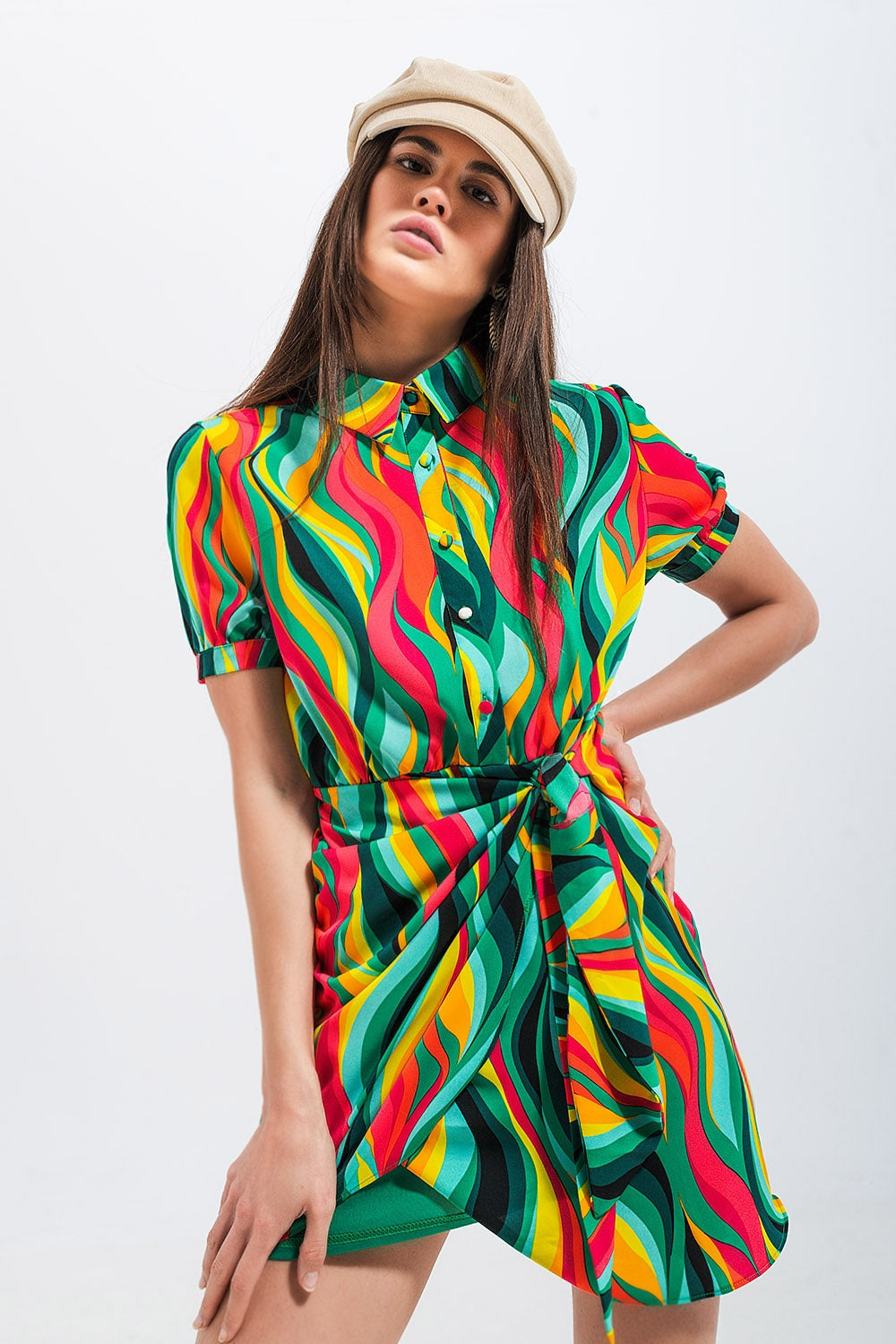 Vestido camisero corto con diseño cruzado y estampado de remolinos Q2