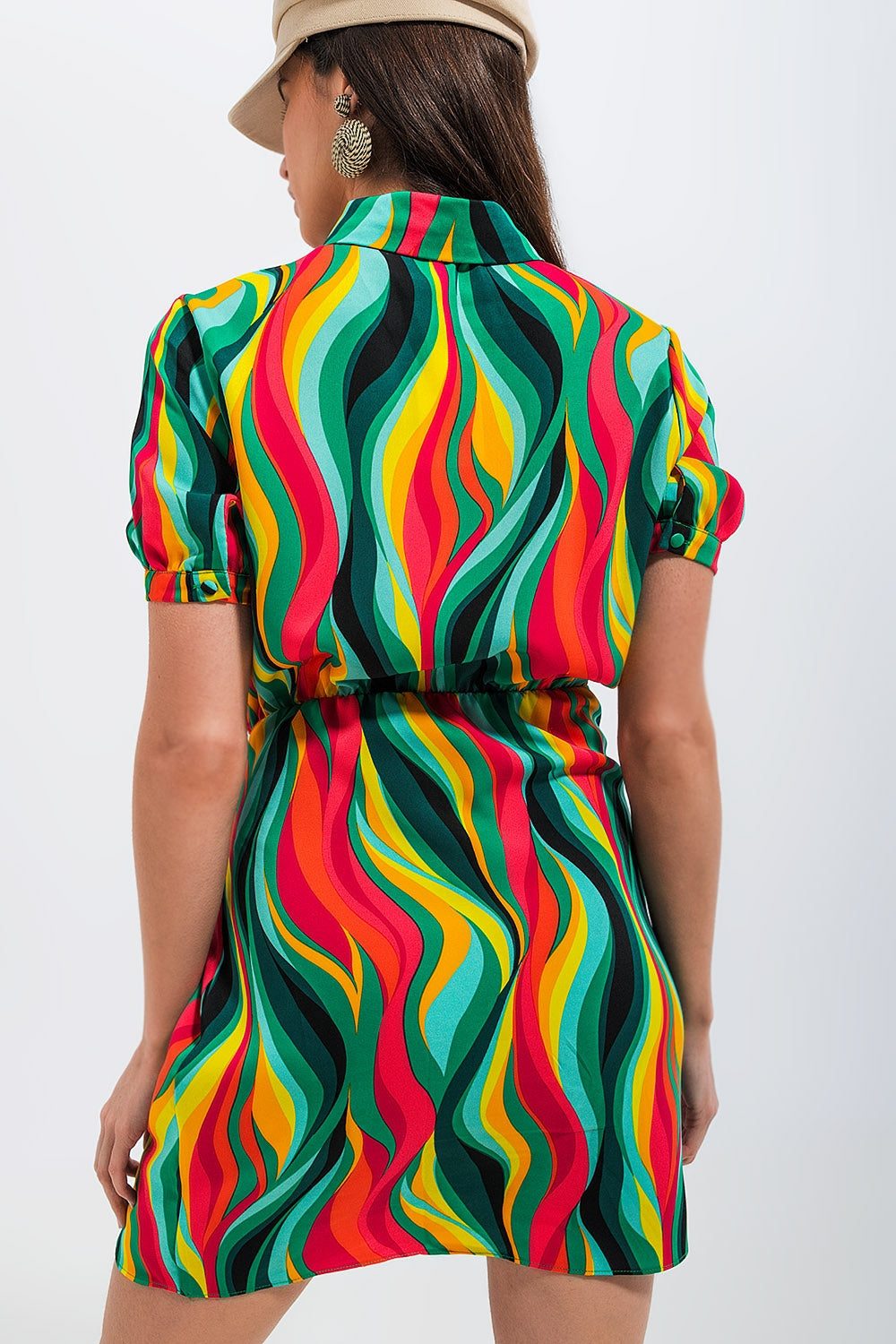 Vestido camisero corto con diseño cruzado y estampado de remolinos Q2