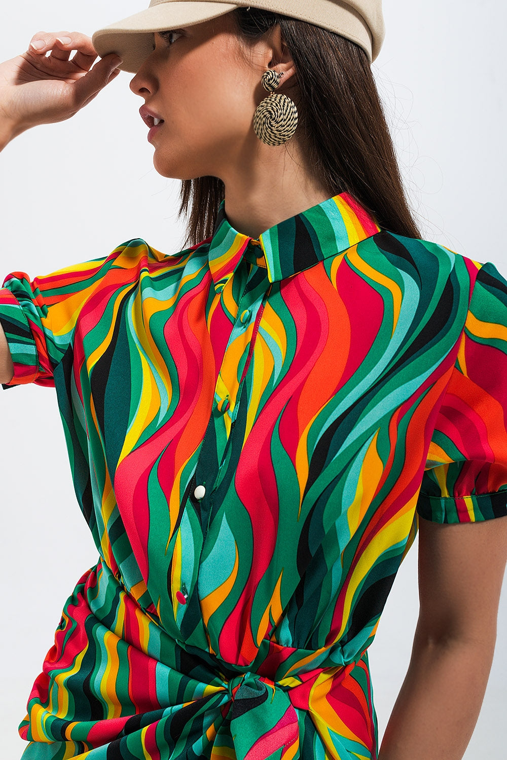 Vestido camisero corto con diseño cruzado y estampado de remolinos Q2