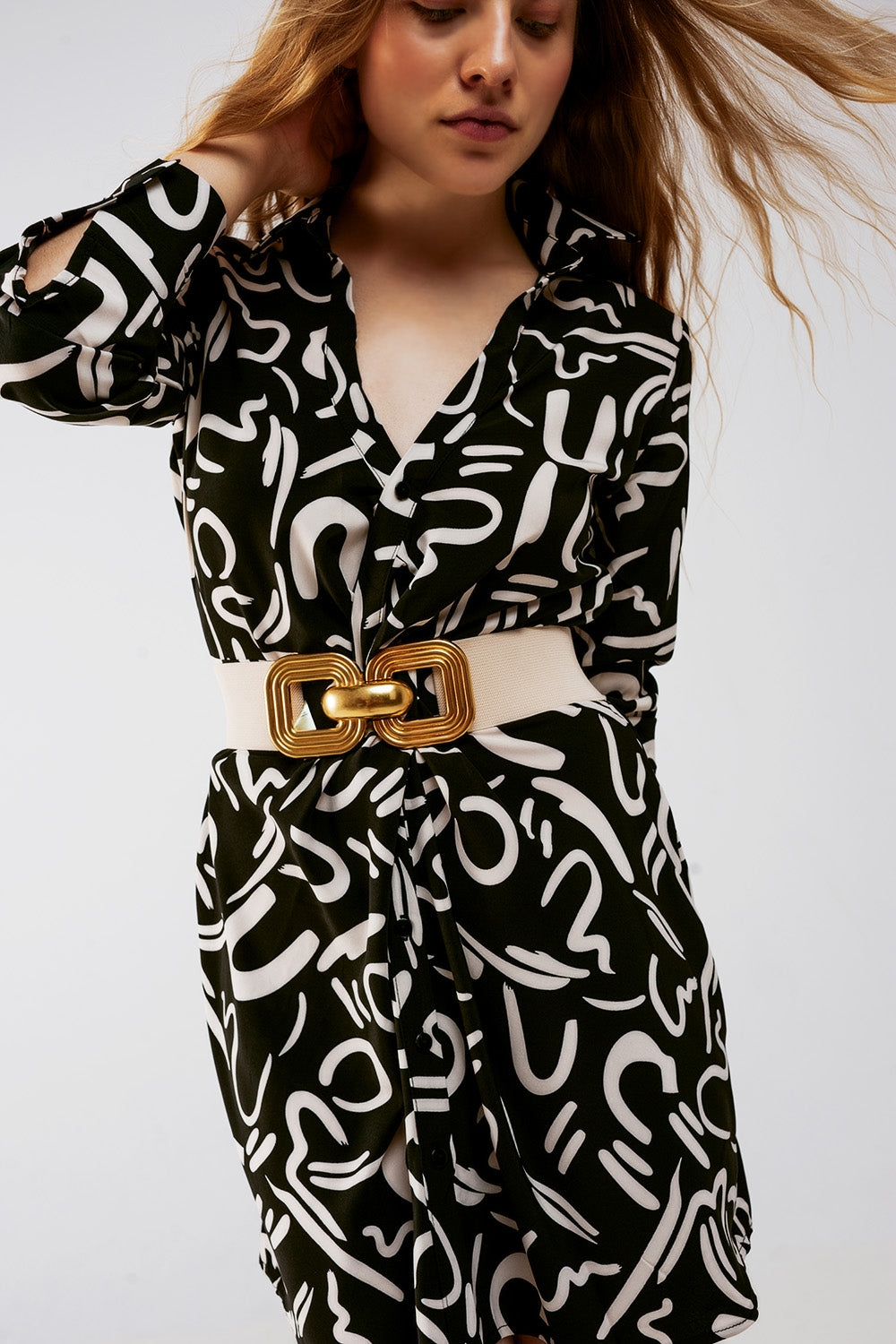 Vestido camisero corto negro con botones en la parte delantera Q2