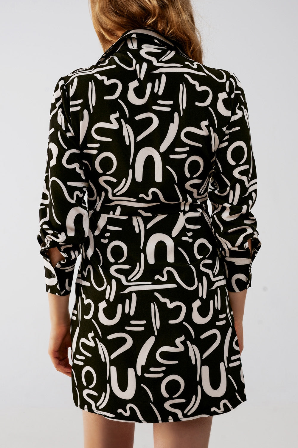 Vestido camisero corto negro con botones en la parte delantera Q2