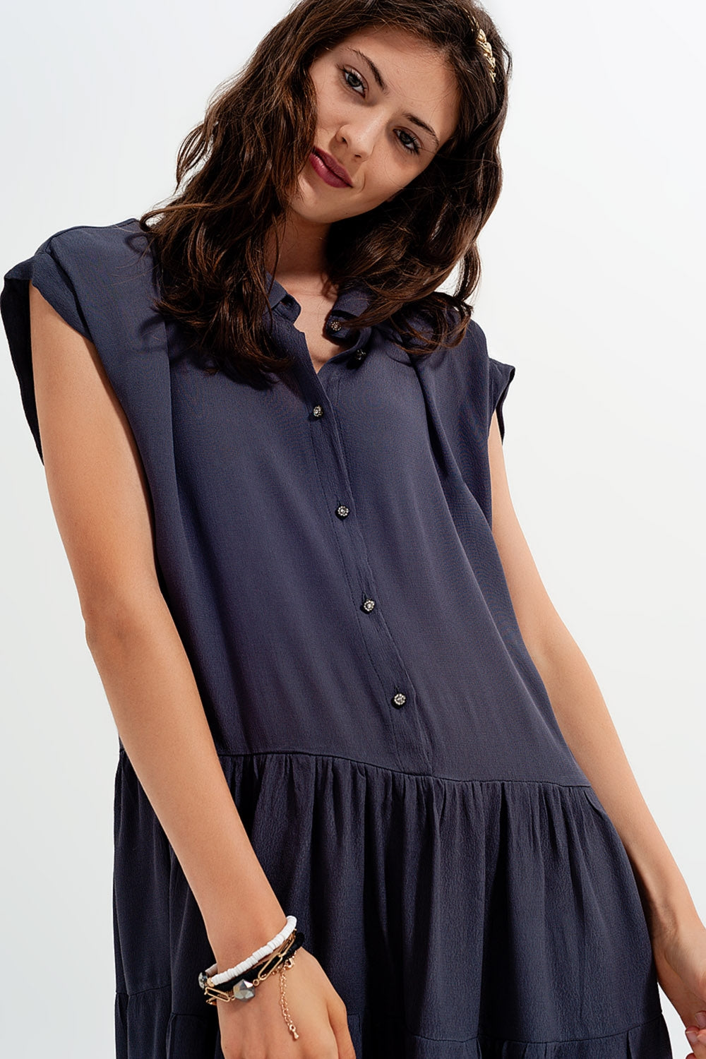 Vestido camisero corto y bajo escalonado gris Q2