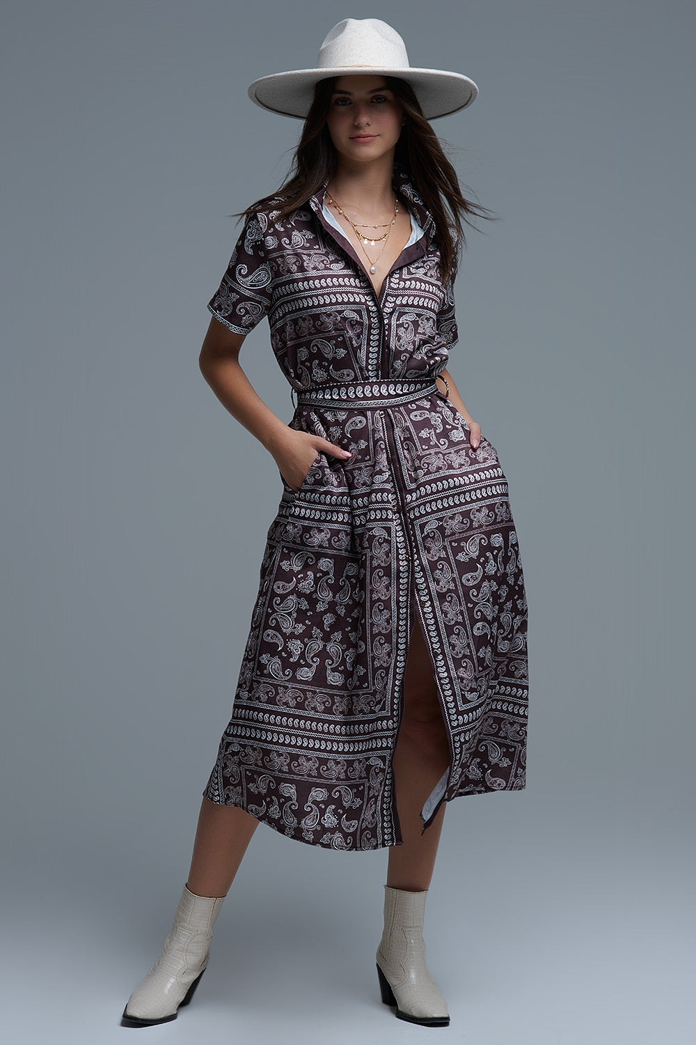 Vestido camisero de manga corta con estampado Paisley en marrón Q2