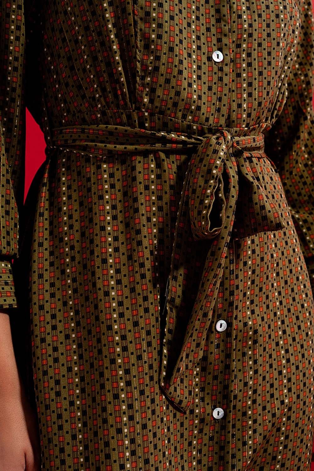Vestido camisero semilargo con estampado de cuadros Q2