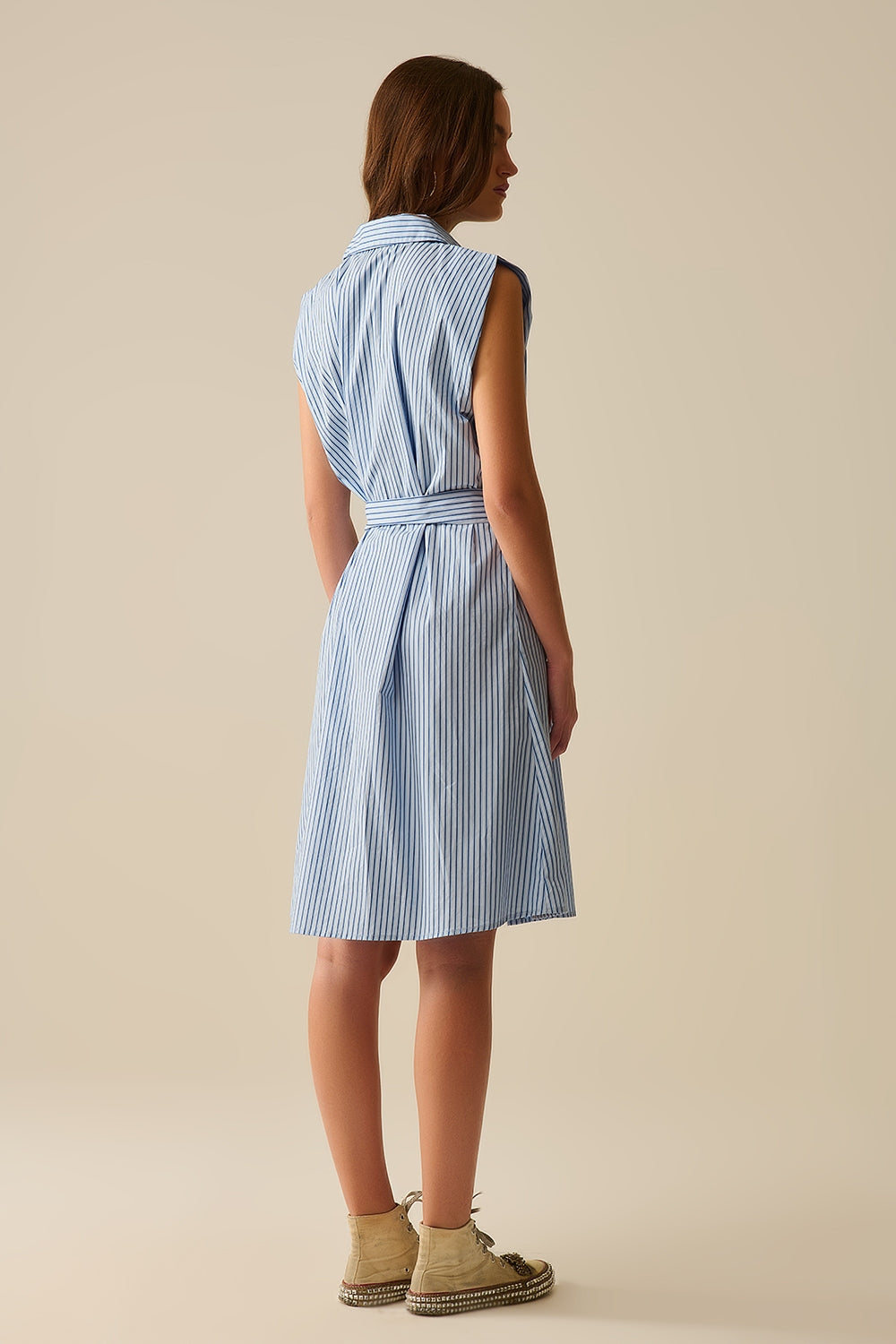 Vestido camisero sin mangas con cinturón y bolsillo bordado Q2