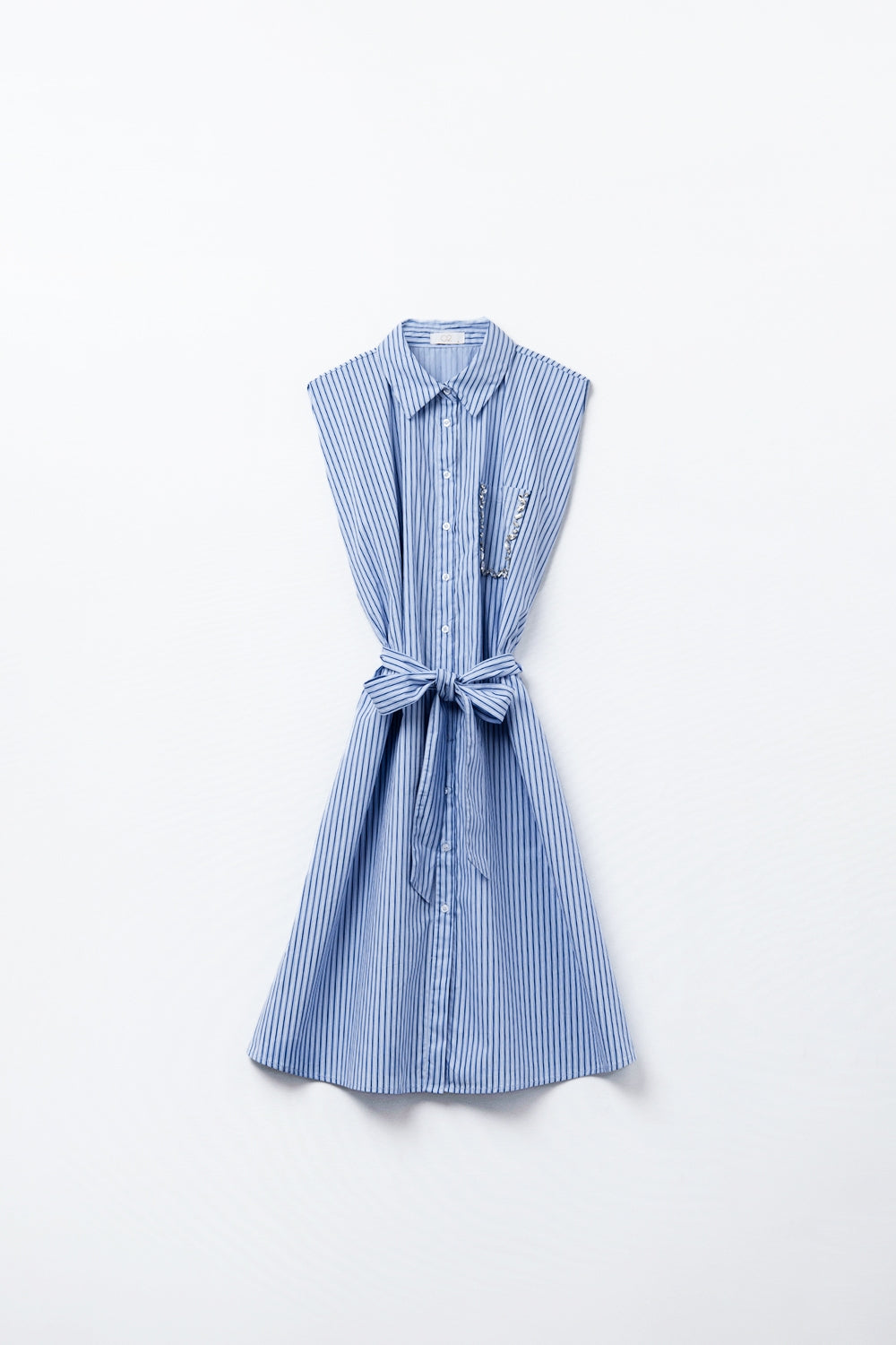 Vestido camisero sin mangas con cinturón y bolsillo bordado Q2
