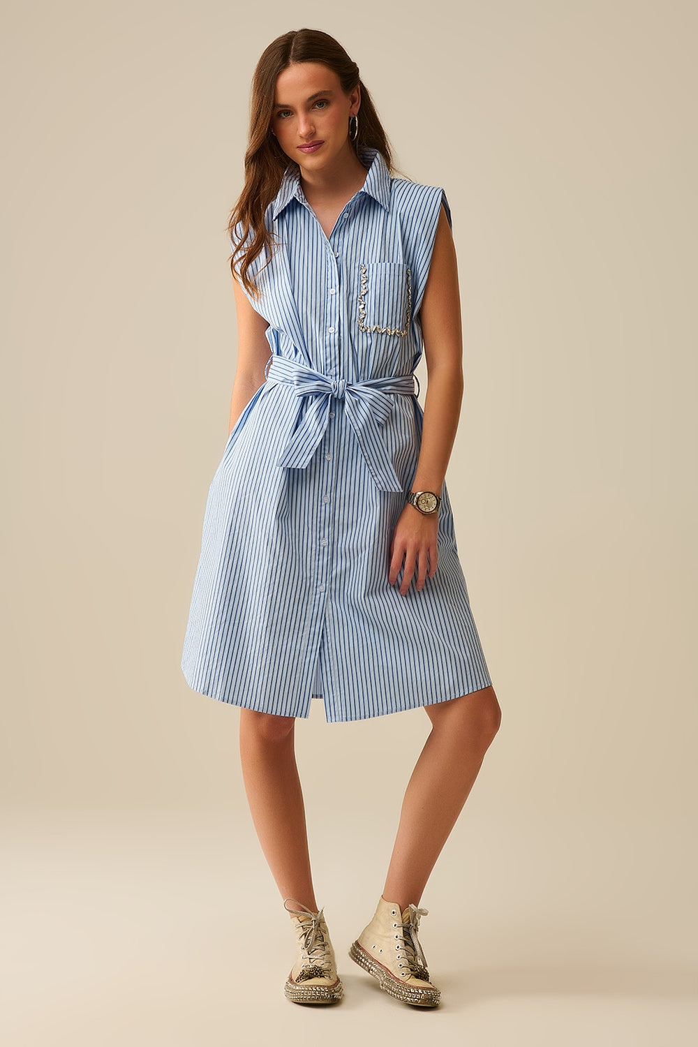 Q2 Vestido camisero sin mangas con cinturón y bolsillo bordado