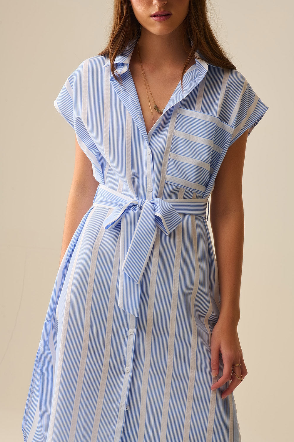 Vestido camisero sin mangas de rayas azules y blancas Q2