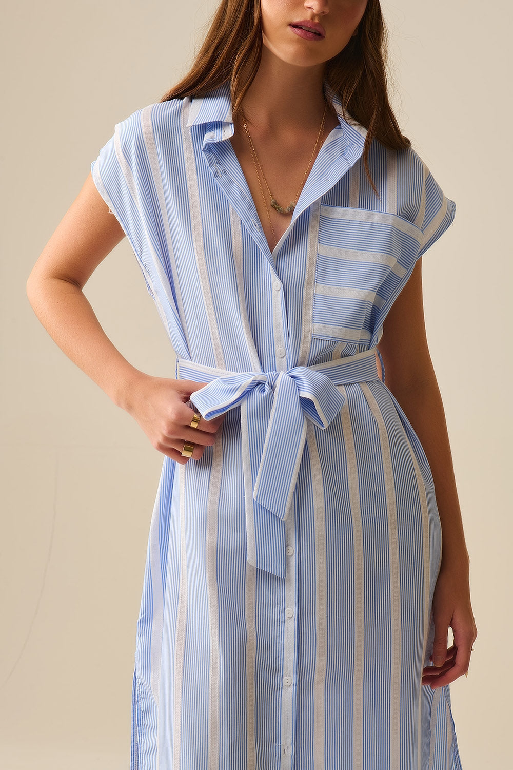Vestido camisero sin mangas de rayas azules y blancas Q2