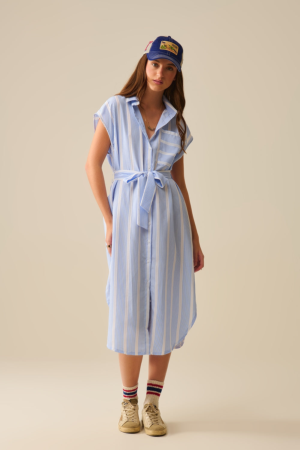 Vestido camisero sin mangas de rayas azules y blancas Q2