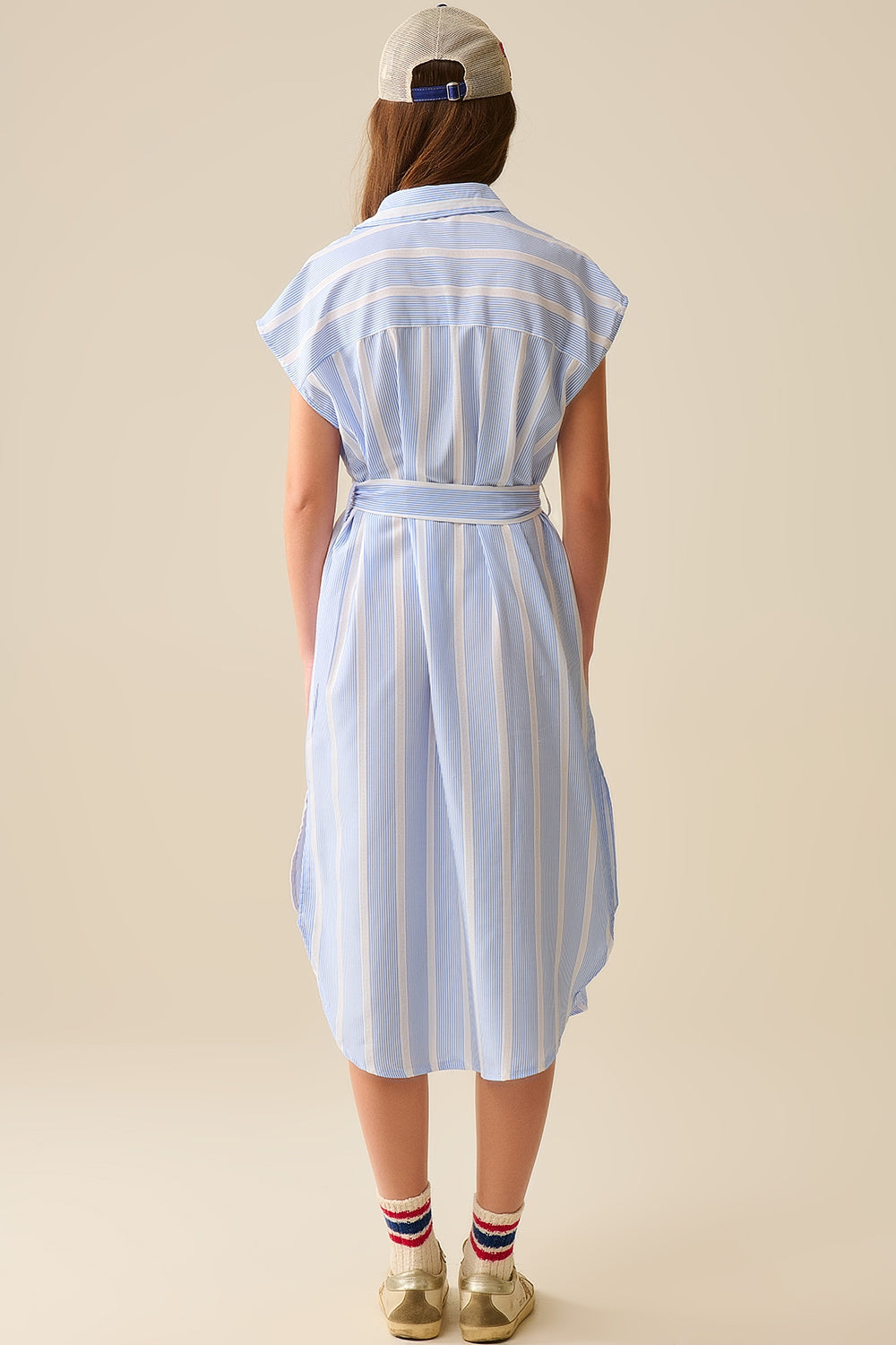 Vestido camisero sin mangas de rayas azules y blancas Q2