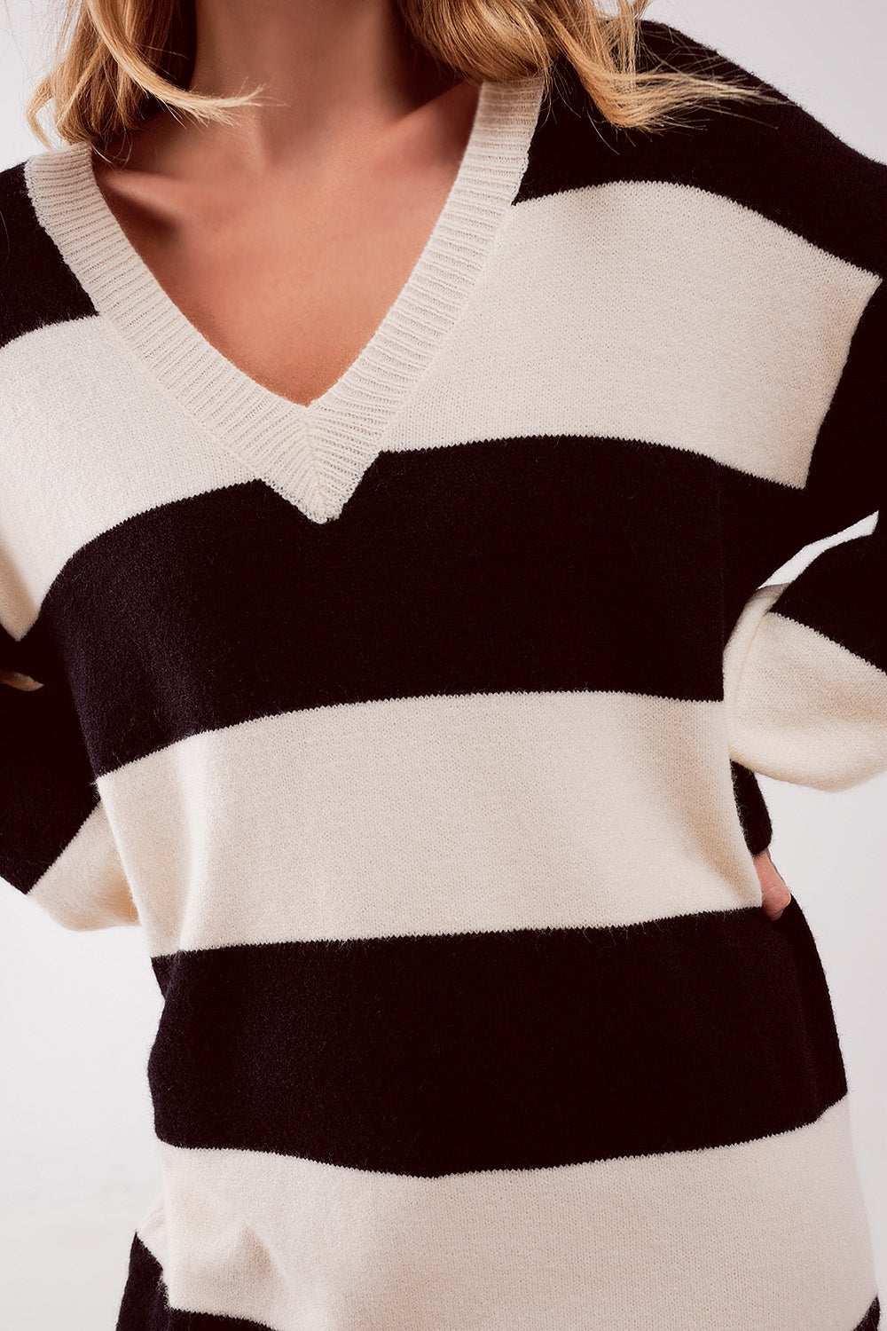 Vestido color crema y negro estilo jersey a rayas Q2