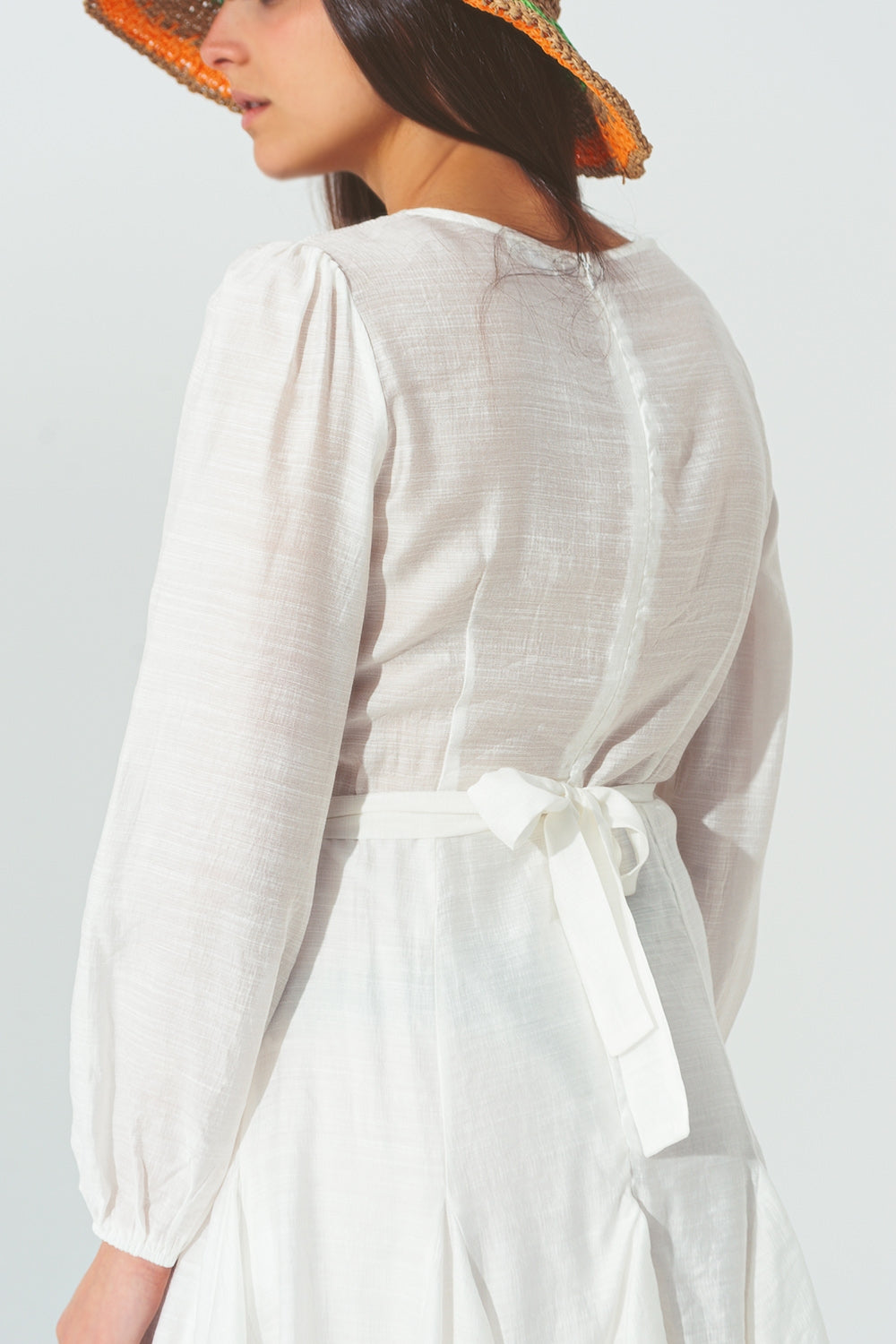 Vestido con Cuello en V con Volantes en Blanco Q2