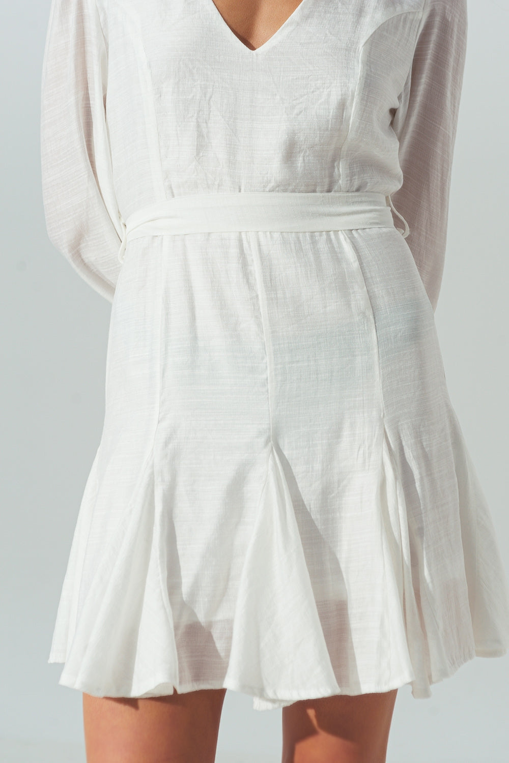 Vestido con Cuello en V con Volantes en Blanco Q2