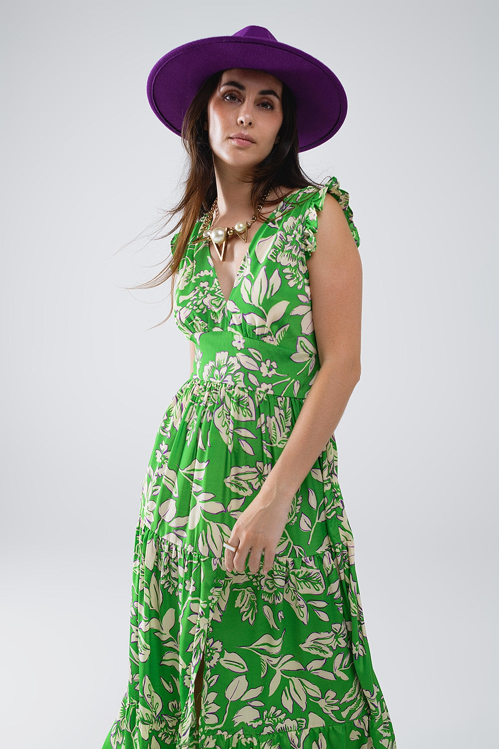 Vestido con estampado floral y cintura ceñida en verde Q2