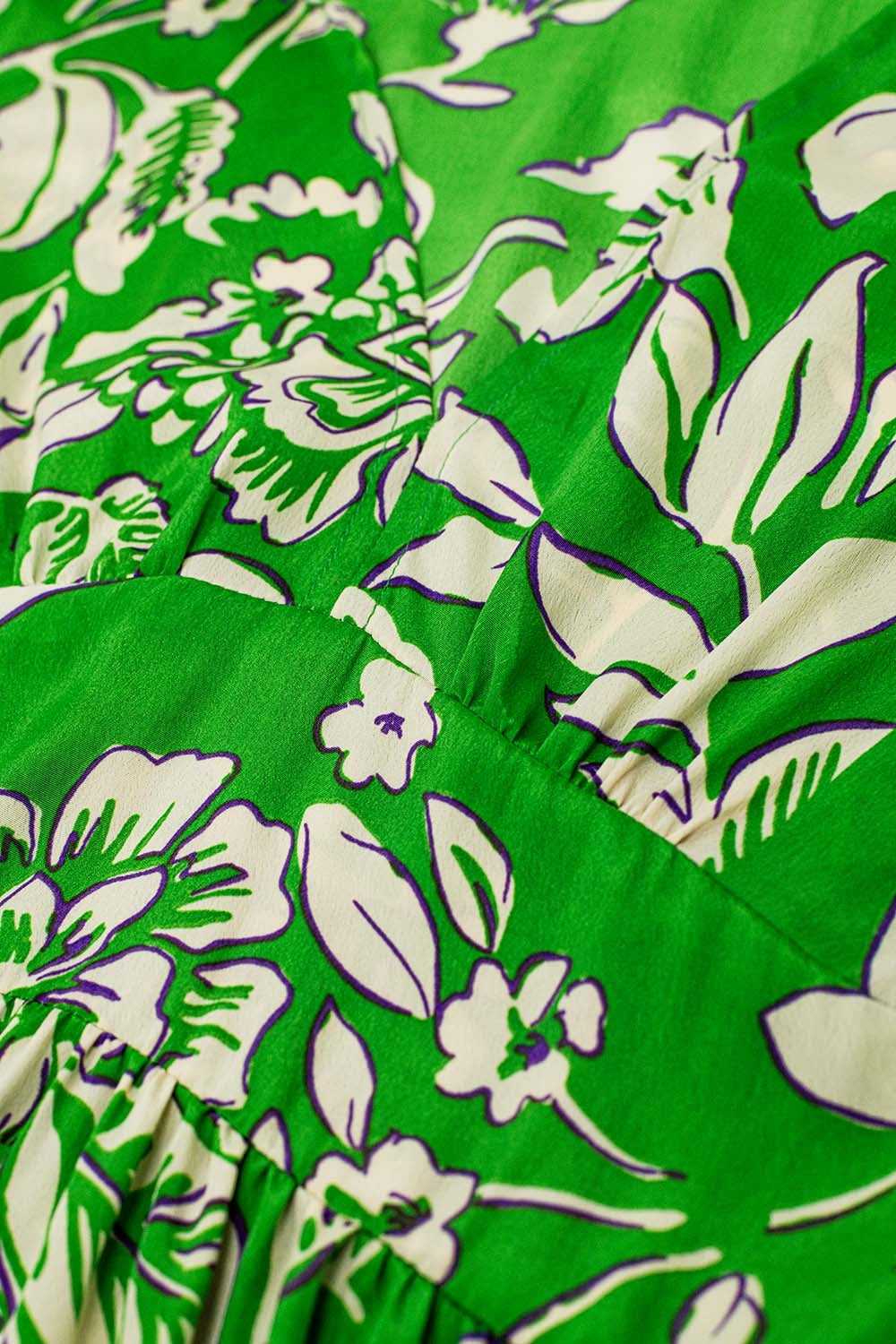 Vestido con estampado floral y cintura ceñida en verde Q2
