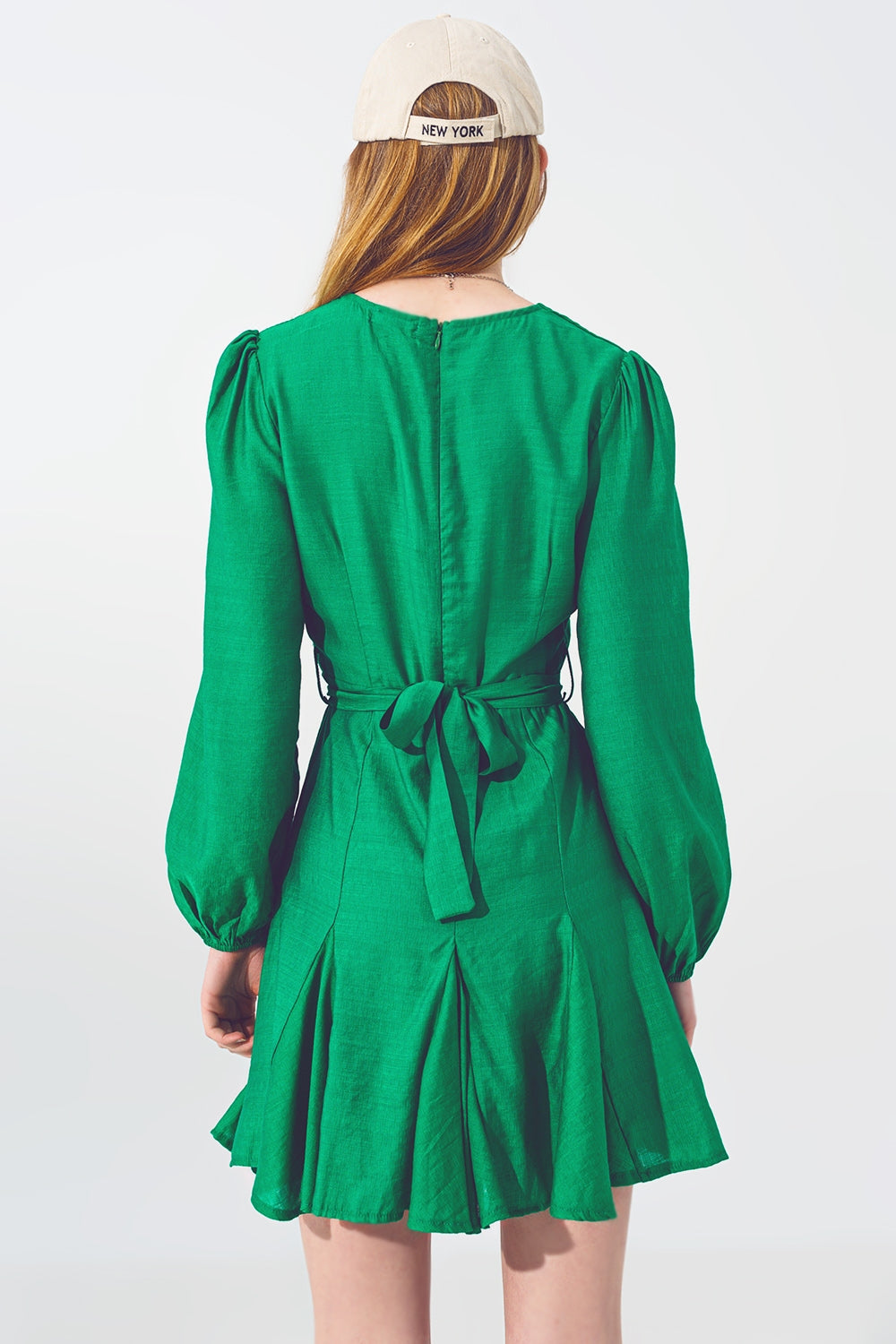 Vestido con volantes y escote en V en verde Q2
