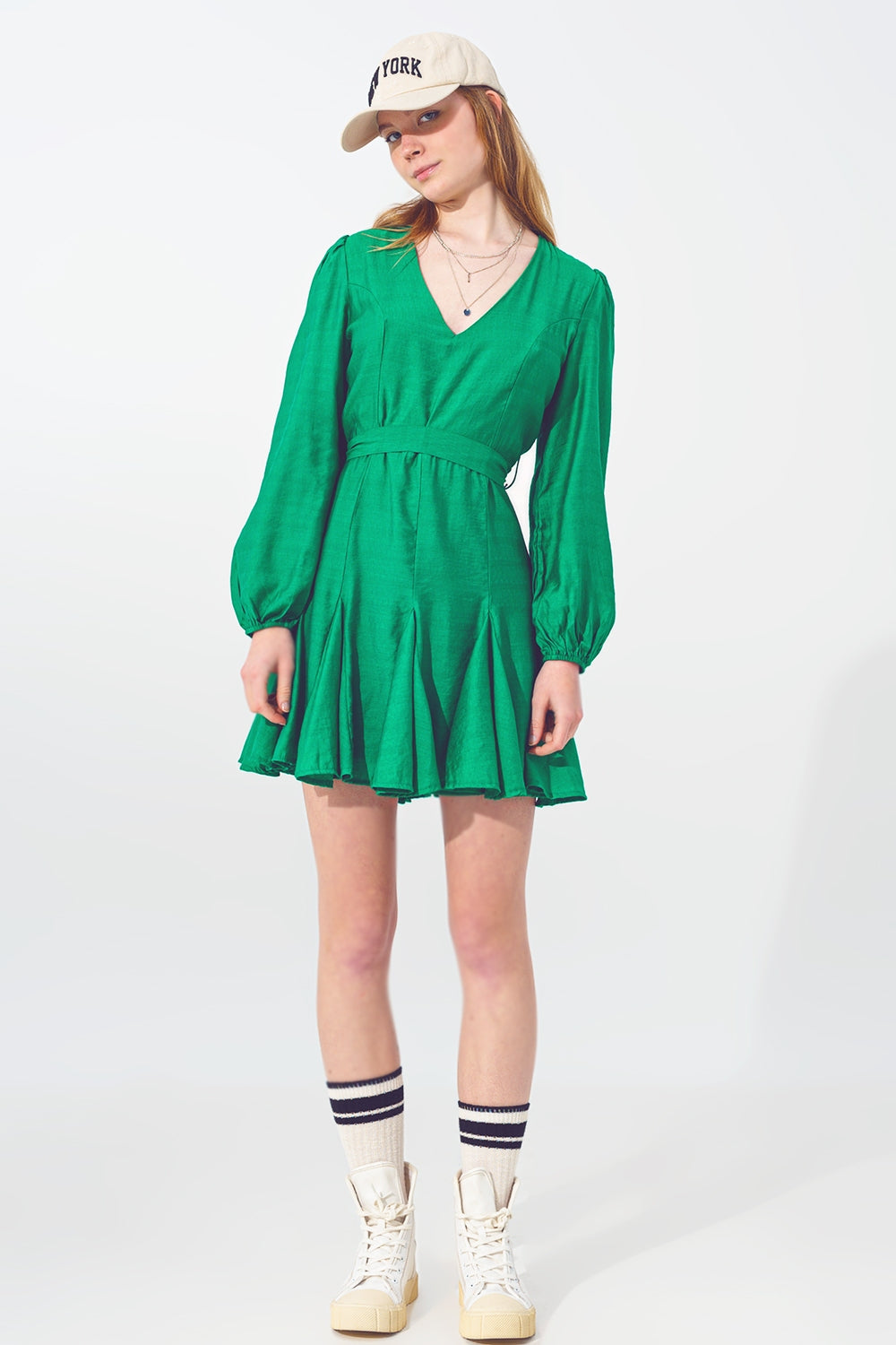 Vestido con volantes y escote en V en verde Q2