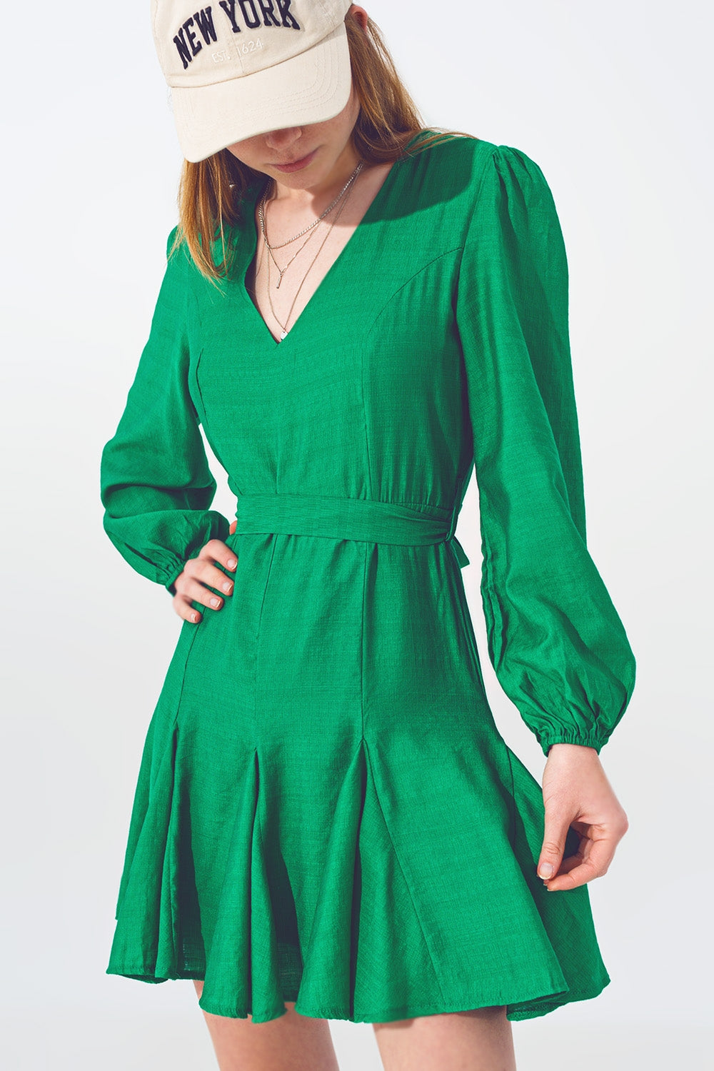Vestido con volantes y escote en V en verde Q2