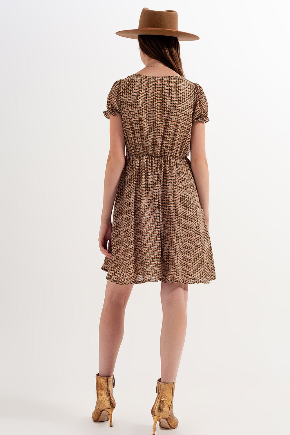 Vestido corto a cuadros de color crema Q2