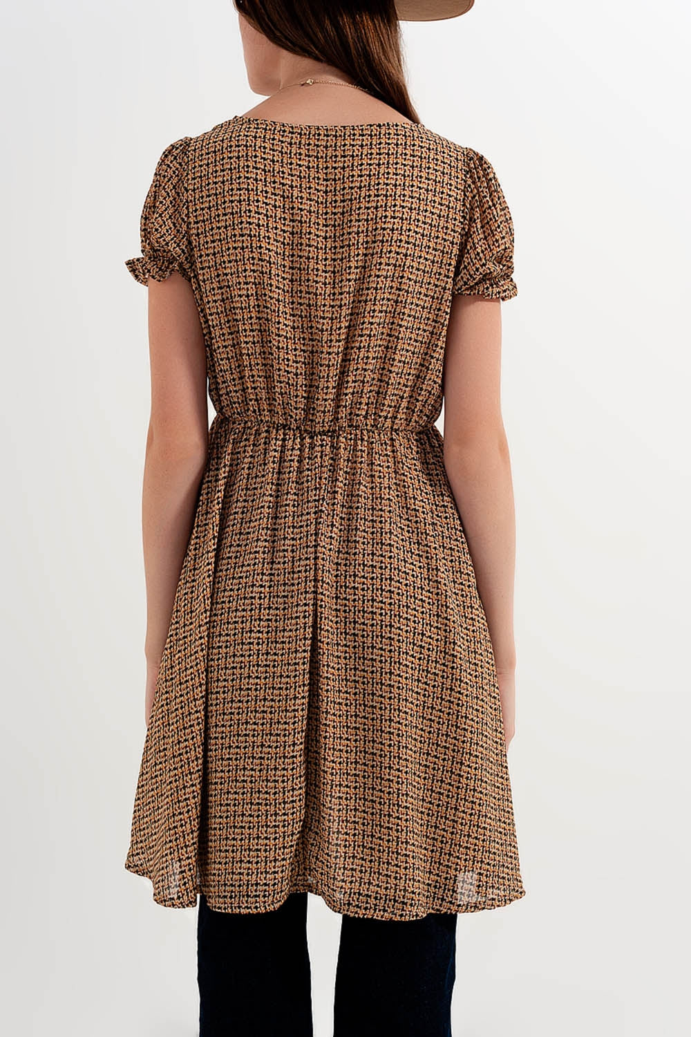 Vestido corto a cuadros de color crema Q2