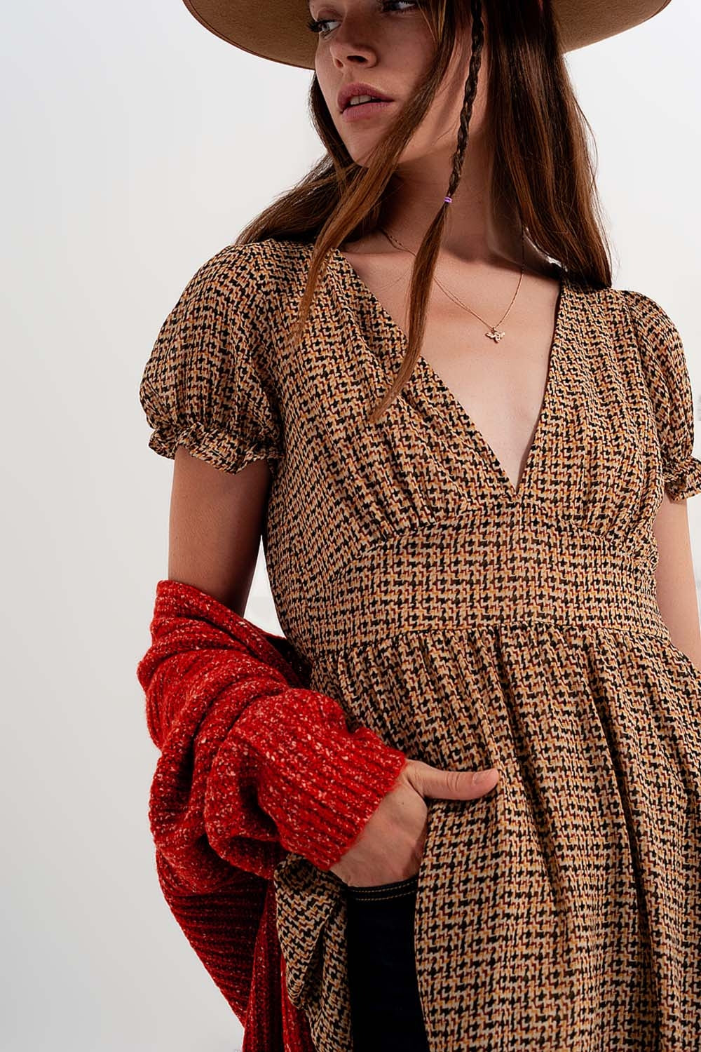 Vestido corto a cuadros de color crema Q2