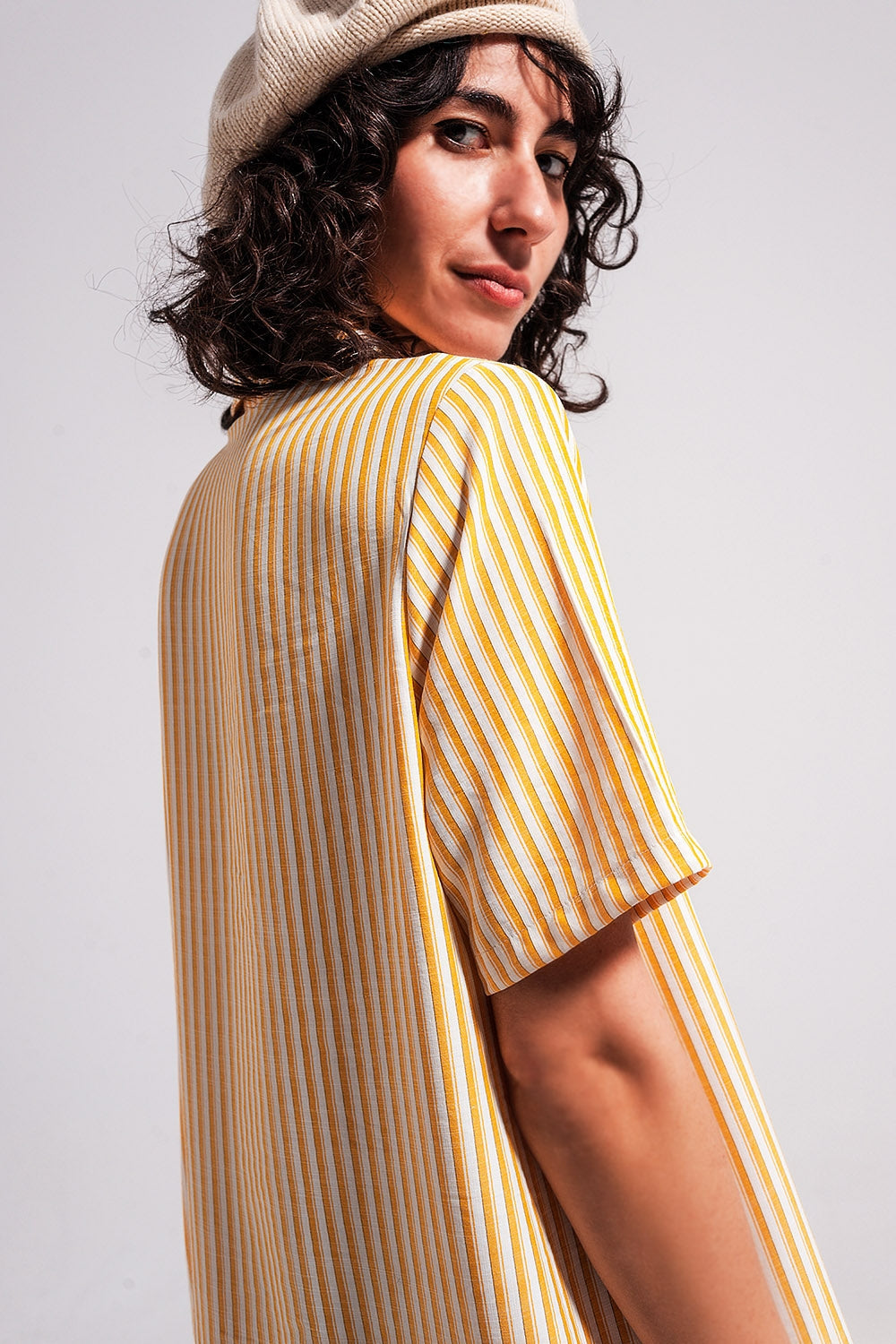 Vestido corto a rayas blancas y amarillas de corte amplio Q2