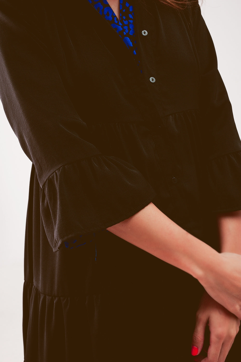 Vestido corto amplio con diseño escalonado en negro Q2