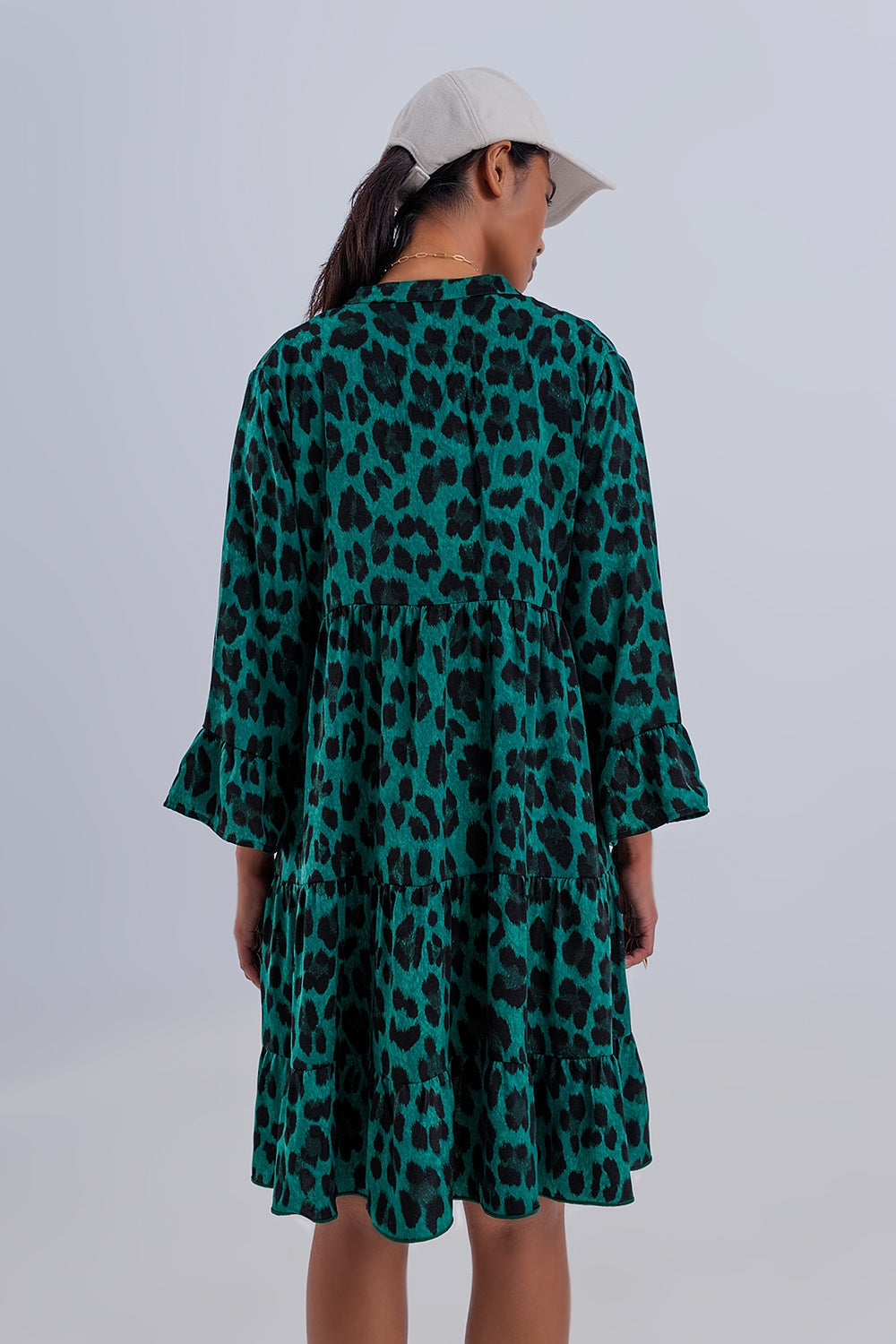 Vestido corto amplio con diseño escalonado y estampado animal verde Q2