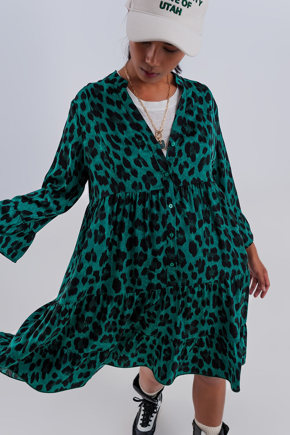 Vestido corto amplio con diseño escalonado y estampado animal verde Q2