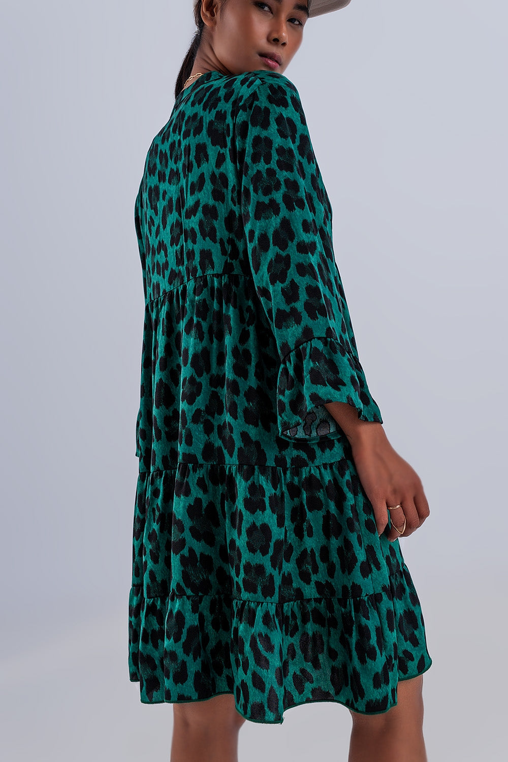 Vestido corto amplio con diseño escalonado y estampado animal verde Q2