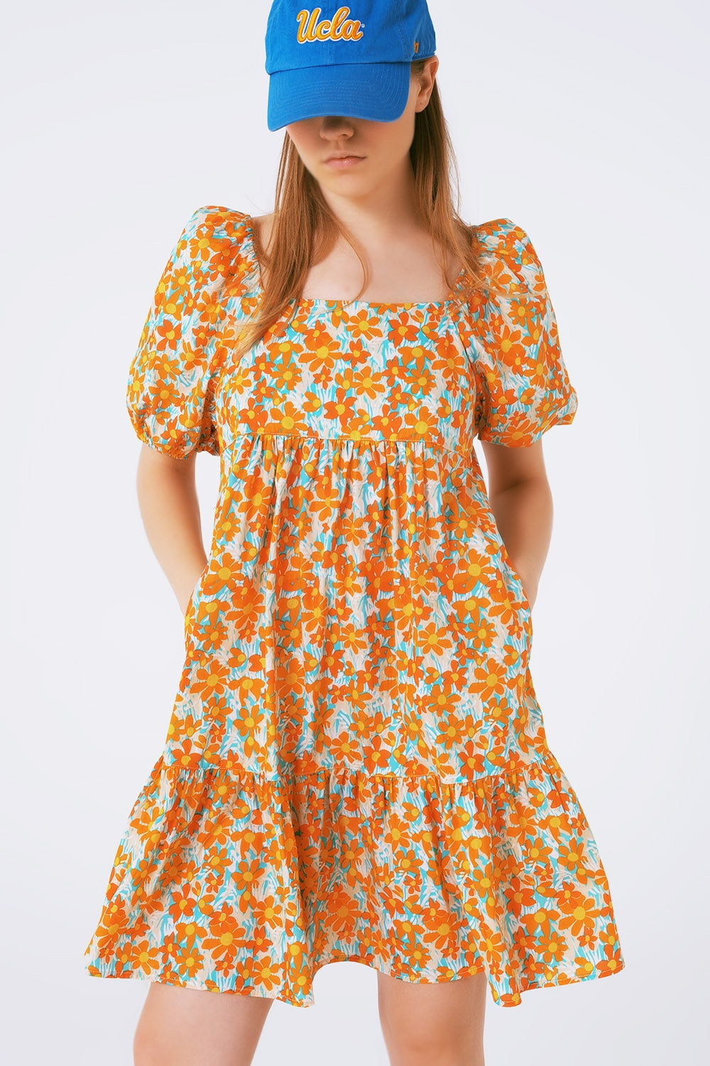Vestido corto amplio estampado de flores y mangas abullonadas Q2