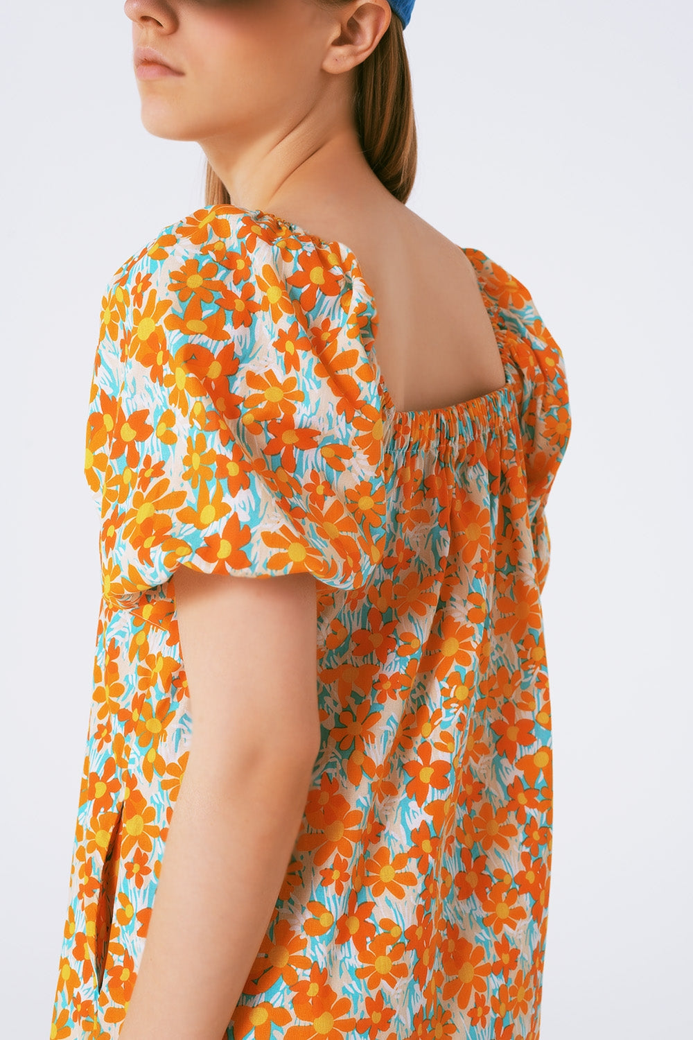 Vestido corto amplio estampado de flores y mangas abullonadas Q2