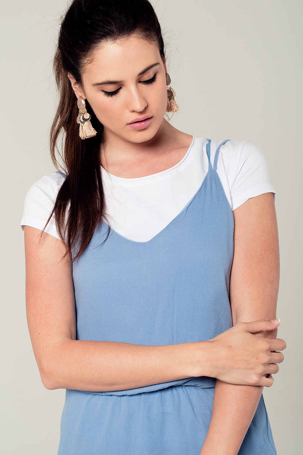 Vestido corto azul con detalle en la espalda Q2