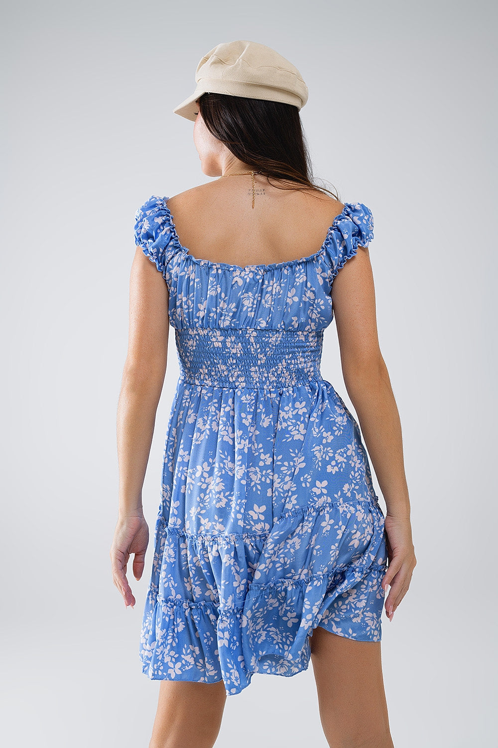 Vestido corto azul con estampado floral blanco y cintura elástica Q2