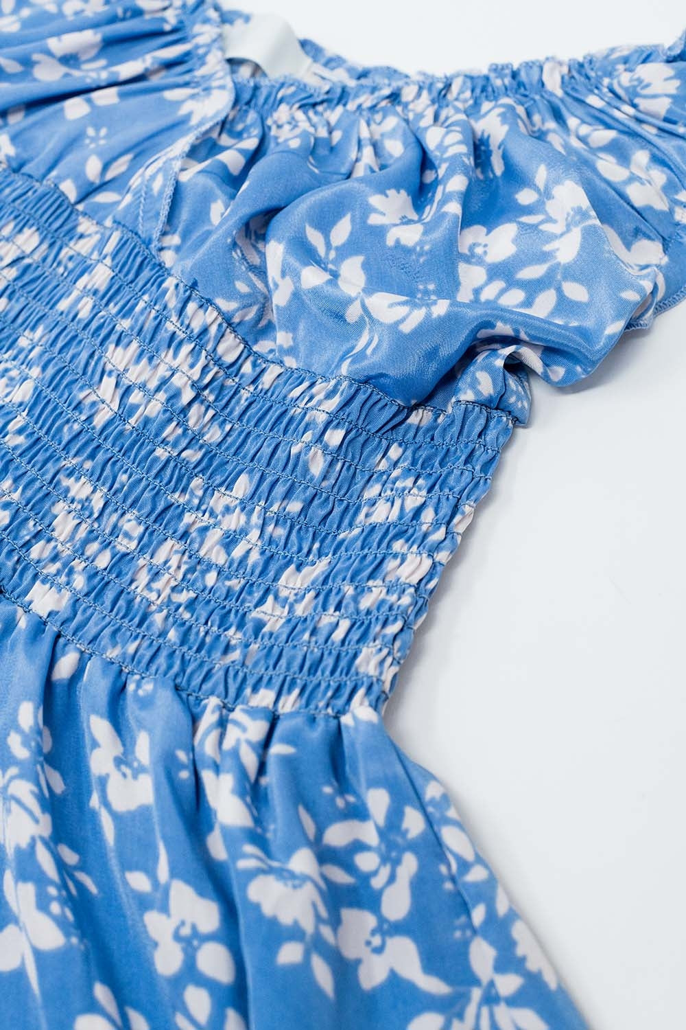 Vestido corto azul con estampado floral blanco y cintura elástica Q2