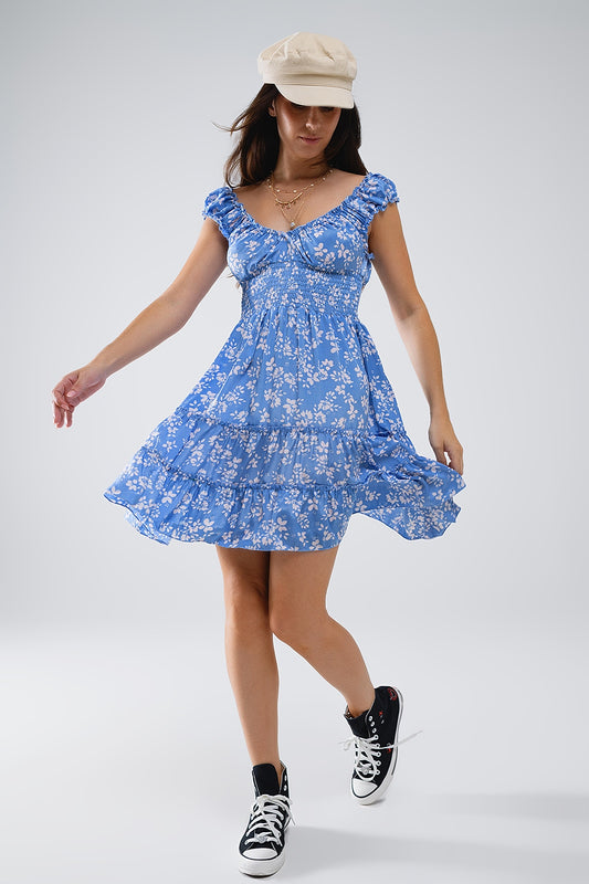 Q2 Vestido corto azul con estampado floral blanco y cintura elástica