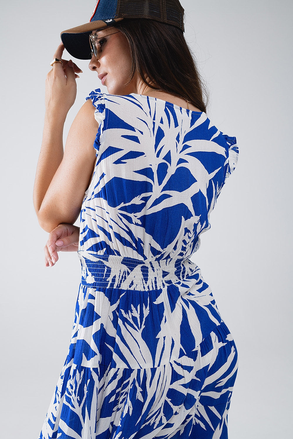 vestido corto azul con estampado tropical de palmeras Q2