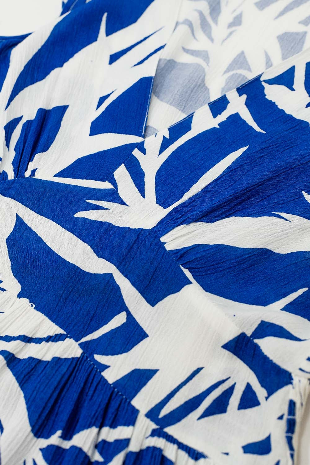 vestido corto azul con estampado tropical de palmeras Q2