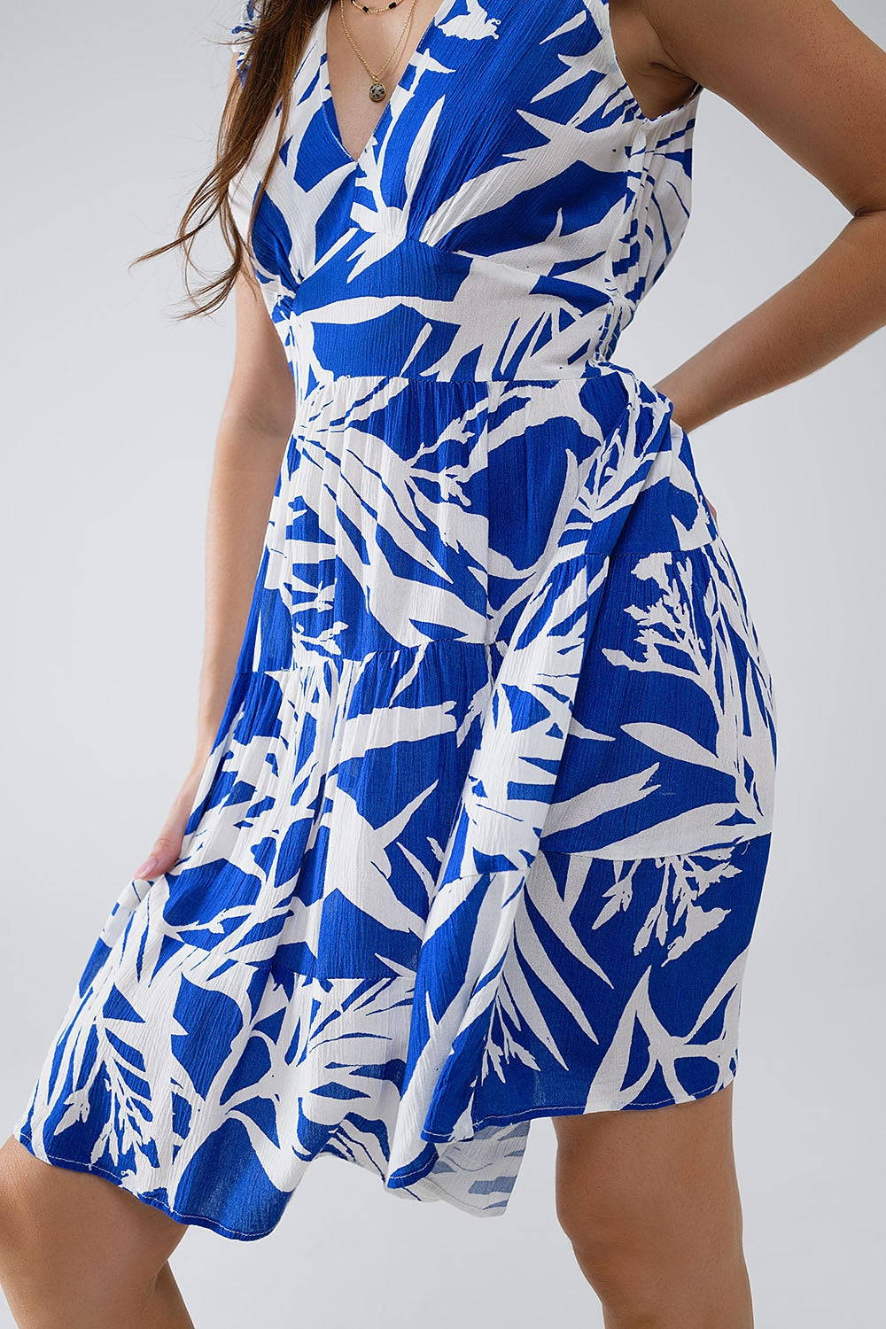 vestido corto azul con estampado tropical de palmeras Q2