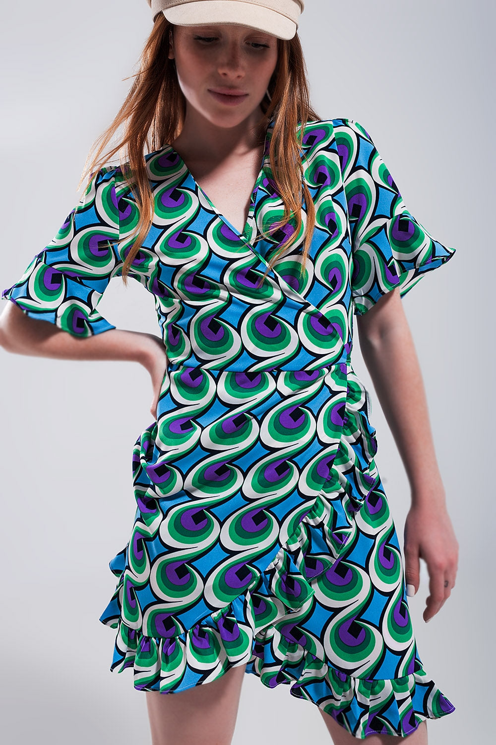 Vestido corto azul cruzado con volantes en el bajo y estampado estilo años 70 Q2