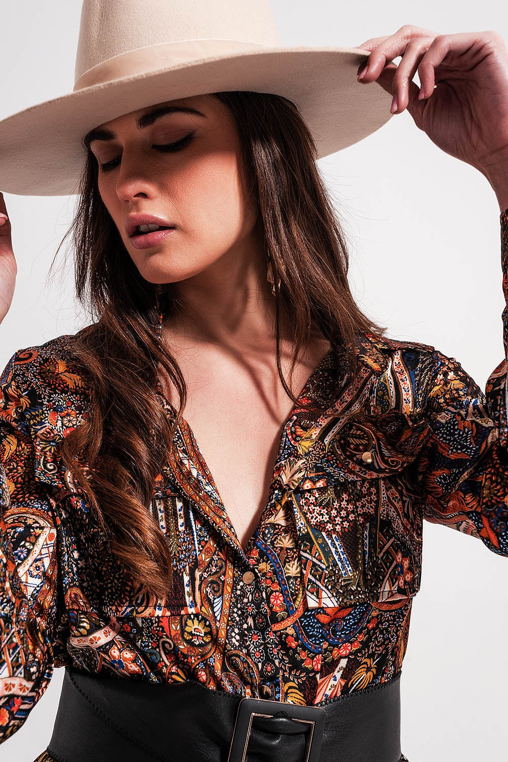 Vestido corto color negro de manga larga con estampado de cachemir Q2