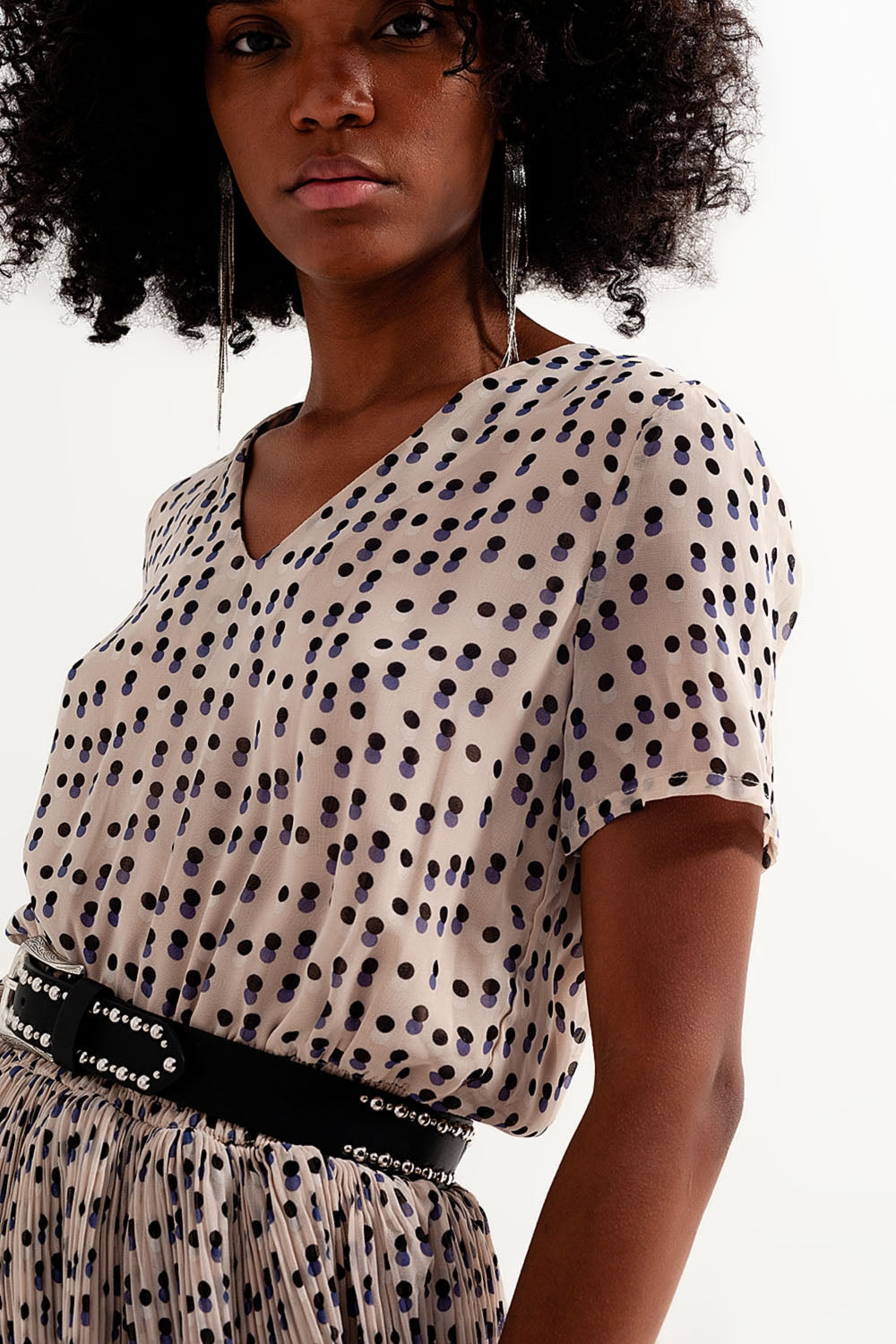 Vestido corto con diseño fruncido y sobrefalda en crema Q2