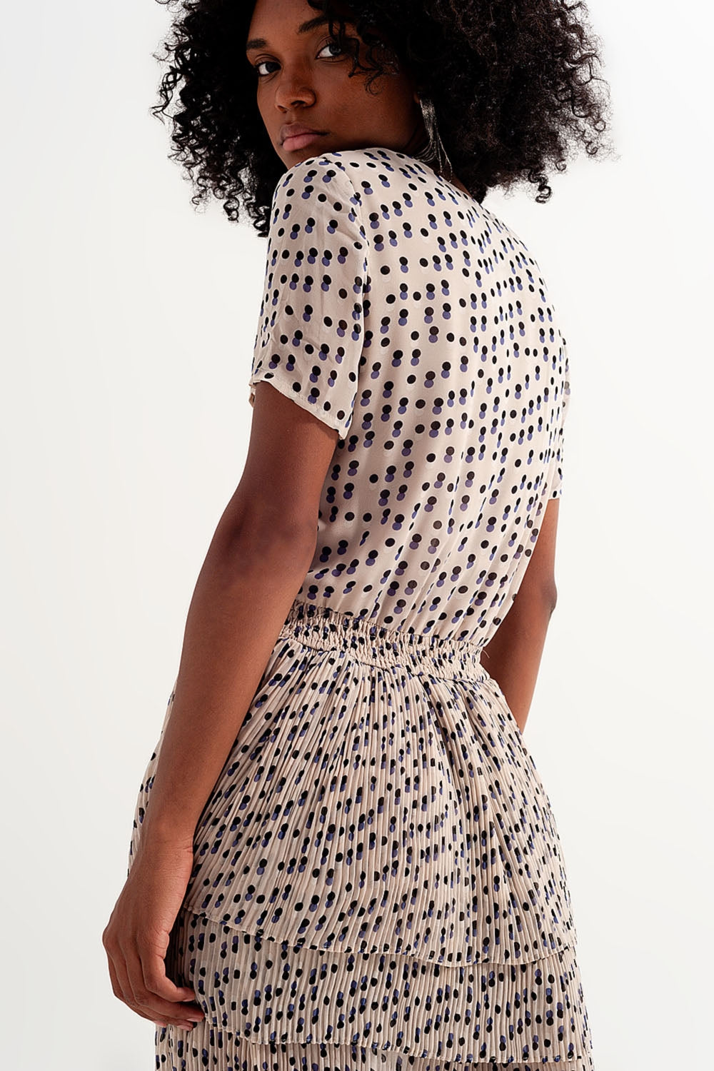 Vestido corto con diseño fruncido y sobrefalda en crema Q2