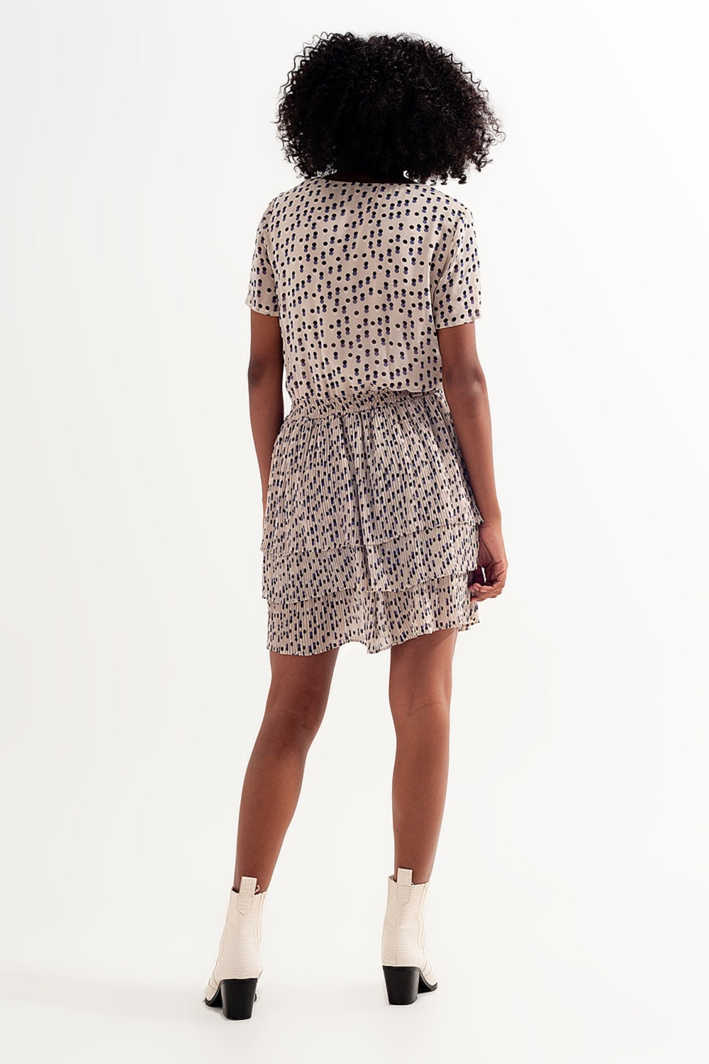 Vestido corto con diseño fruncido y sobrefalda en crema Q2