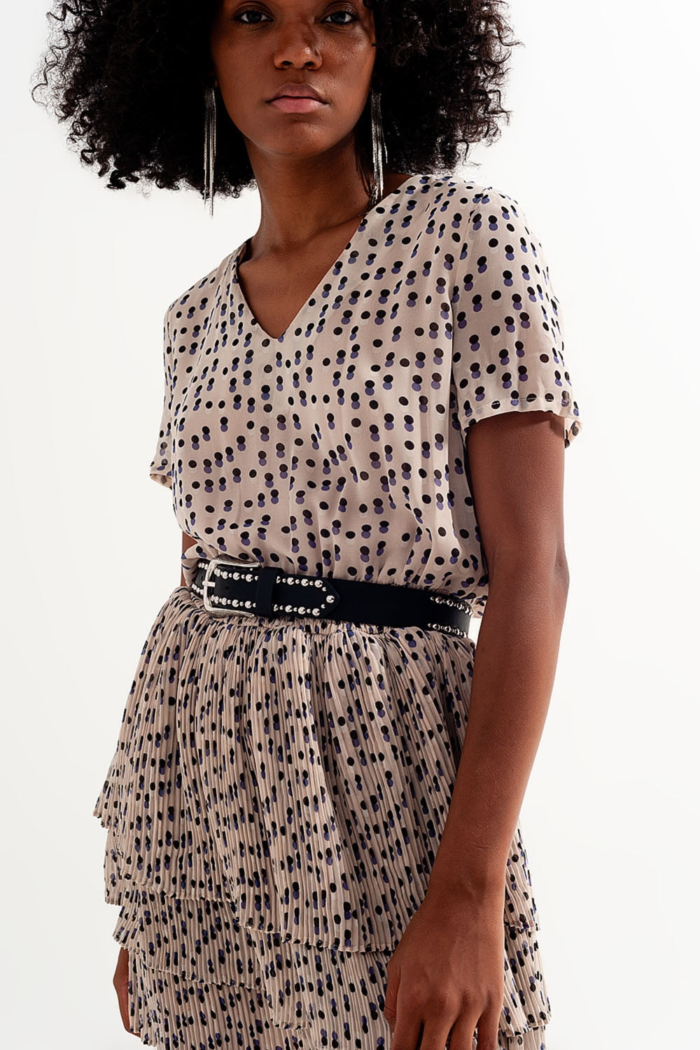 Vestido corto con diseño fruncido y sobrefalda en crema Q2