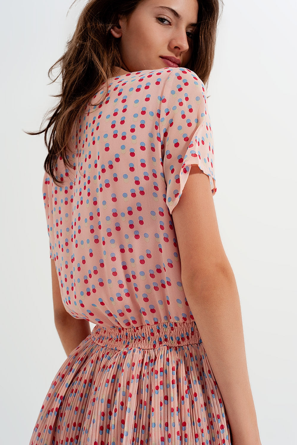 Vestido corto con diseño fruncido y sobrefalda en rosado Q2