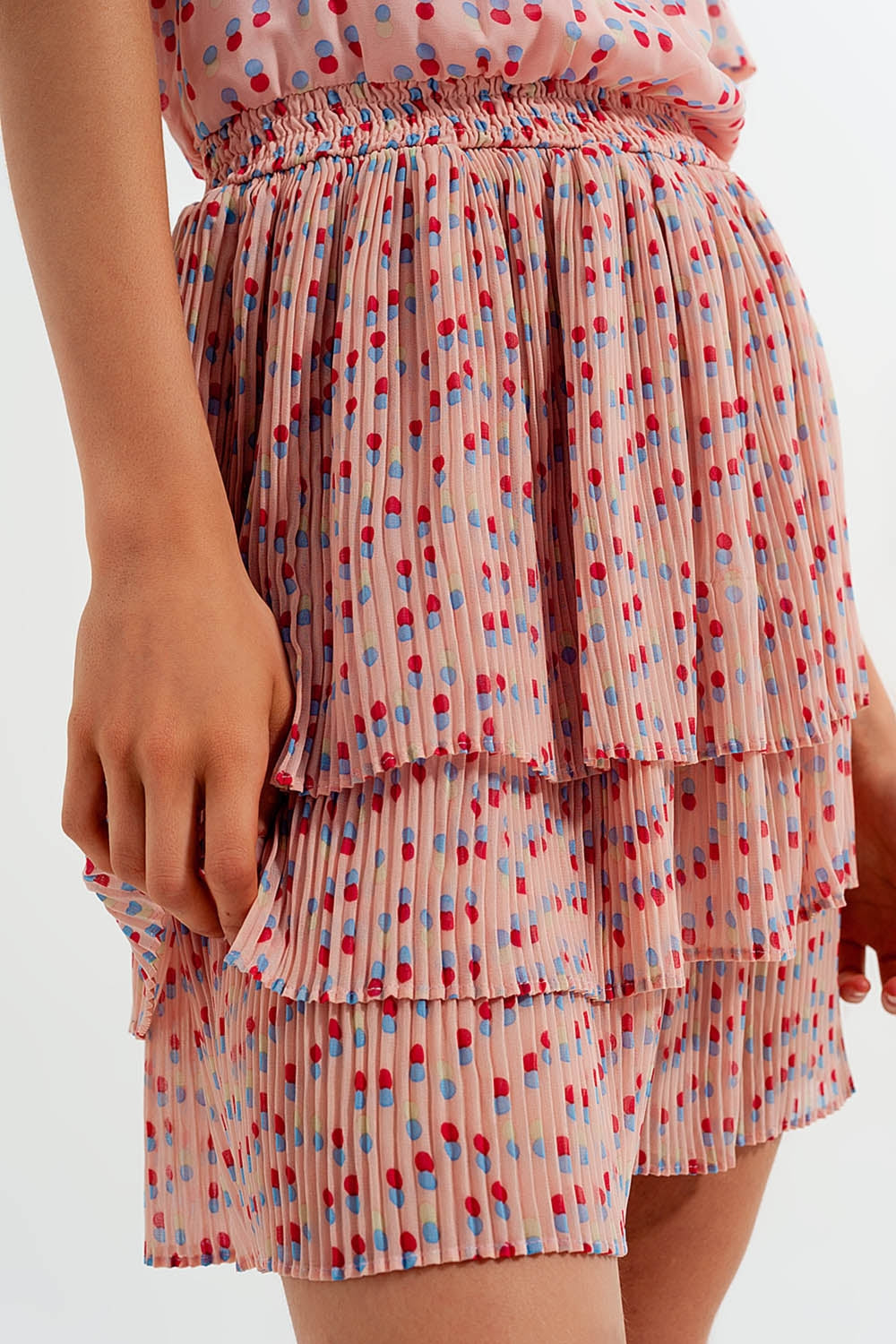 Vestido corto con diseño fruncido y sobrefalda en rosado Q2