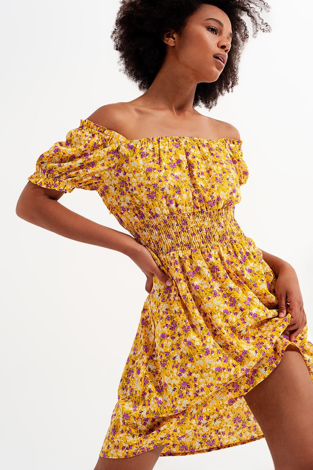 Vestido corto con escote Bardot detalle fruncido y volantes con estampado floral amarillo Q2